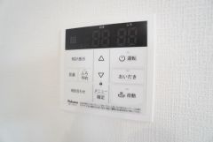 おいだき機能つきなのでお風呂に入る時間が異なるご家庭には嬉しいですね。ボタン一つで快適で便利な生活が＾＾