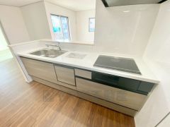 対面式キッチンなのでリビングにいるご家族とコミュニケーションを取りながら洗い物や、お料理が楽しめそうですね＾＾