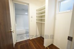 洗面脱衣室には収納棚が設けられています。