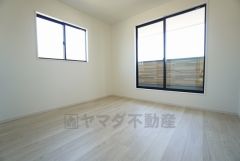 主寝室としてお使いいただけそうなこちらのお部屋は、日当たりが良く、爽やかな風を感じて起きる朝は、快適生活の始まりに。 