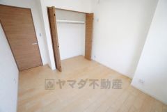 6.3帖。主寝室としてお使いいただけそうなこちらのお部屋は、日当たりが良く、爽やかな風を感じて起きる朝は、快適生活の始まりに。 