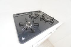 複数の調理を一度に行うことができる3口コンロ。効率よくお料理が出来ます。毎日のお料理も楽しくなりますね＾＾