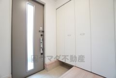 ご家族の靴をスッキリと片付けられるシューズボックス付きの玄関です＾＾スッキリと片付いた玄関は気持ちがいいです。