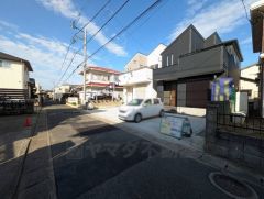 前面道路。ららぽーと福岡まで車で約6分（2.2ｋｍ）、博多駅まで車で約17分（5.5ｋｍ）