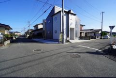 角地なので、開放感が得られます。 また、日差しが入りやすく、家の奥まで明るくなるのが嬉しいポイントです。