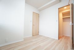 暖かい日差しが差し込む洋室。たっぷり収納できるウォークインクローゼット付きでお部屋の中をすっきりと快適に保てます。