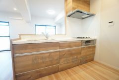 対面式キッチンなのでリビングにいるご家族とコミュニケーションを取りながら洗い物や、お料理が楽しめそうですね＾＾