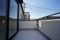 広々としたバルコニー。 天気のいい日にはお布団もまとめて干せそうですね＾＾