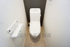 1階2階の2ヶ所にトイレがありますので、忙しい朝にも家族に気を使わず、ゆとりが生まれますね＾＾ 小窓付きで換気する時に便利です＾＾