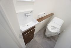 1階2階の2ヶ所にトイレがありますので、忙しい朝にも家族に気を使わず、ゆとりが生まれますね＾＾ 小窓付きで換気する時に便利です＾＾手洗いスペースも付いています＾＾