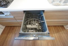 炊事時間を大幅に短縮できる食器洗浄乾燥機付き＾＾食器を洗う手間が減るので家族とのコミュニケーションの時間や自分の時間が増えますね。