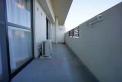 陽当たりの良いバルコニーです。L字型で2面あり。お洗濯やお布団干しはもちろん、日光浴スペースにも＾＾ 天気のいい日にはお布団もまとめて干せそうですね＾＾ 