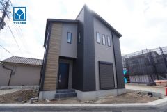 小学校まで徒歩3分・中学校まで徒歩7分。お子様の通学も安心＾＾