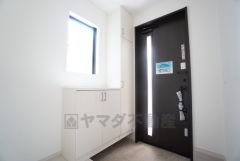 ご家族の靴をスッキリと片付けられるシューズボックス付きの玄関です＾＾スッキリと片付いた玄関は気持ちがいいです。