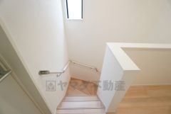 お子様も高齢の方も安心して上り下りができる手摺がついた安心設計です。 階段には小窓を配置しました。日中でも暗くなりがちな階段下が明るくなり安全ですね。