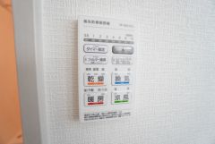 雨の日の洗濯も安心できる浴室暖房乾燥機付き浴室。リモコンで操作もボタン1つで簡単。