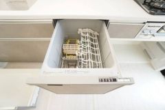 食事の後の手間を解消する食器洗い乾燥機付。冬場の洗い物で手荒れの悩みもなくなります。手洗いよりも節約できて便利。