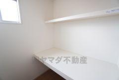 キッチン横パントリー収納。食器やキッチン用品、食料品の保存に便利です＾＾高さのある物もスッキリ収納できます＾＾