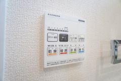 雨の日の洗濯も安心できる浴室暖房乾燥機付き浴室。リモコンで操作もボタン1つで簡単。