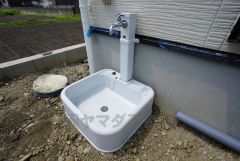あると便利な外水栓。ガーデニングに、洗車に、泥遊びやペットの散歩の後に。