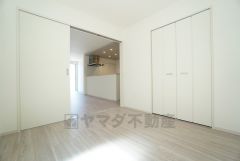 4.5帖。家具を選ばないナチュラルなフローリングとシンプルなクロスです＾＾