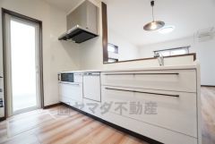 対面式キッチンなのでリビングにいるご家族とコミュニケーションを取りながら洗い物や、お料理が楽しめそうですね＾＾