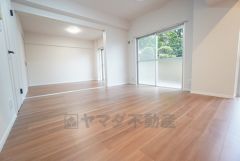 大きな掃き出し窓のあるリビングは、陽光あふれる明るい空間です。ゆったりと寛げる憩いの場となりそうです。