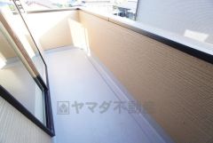 広々としたバルコニー。 天気のいい日にはお布団もまとめて干せそうですね＾＾