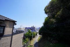 2階バルコニーからは緑豊かな景色を楽しむことが出来ます。
