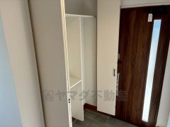 ご家族の靴をスッキリと片付けられるシューズボックス付きの玄関です＾＾スッキリと片付いた玄関は気持ちがいいです。