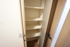 廊下には棚付きの収納スペースを確保しています。細々した物を置いたり、掃除道具を入れておくスペースとしても重宝しますね＾＾