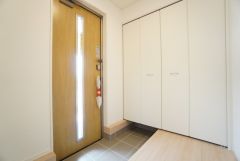 玄関扉にスリットのある明るい玄関です＾＾たっぷり収納できるシューズボックス付きなので、家族全員の靴がきれいに整頓できます。 