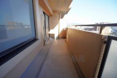 幅広のインナーバルコニーは多少の雨でも洗濯物を守ってくれ、家事を助けてくれること間違いなし。眩しすぎる日差しも和らげます 