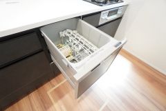 食事の後の手間を解消する食器洗い乾燥機付。冬場の洗い物で手荒れの悩みもなくなります。手洗いよりも節約できて便利。