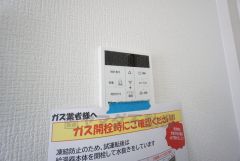 キッチン横からお湯張り、追い炊き、足し湯がボタン一つで楽々操作できる給湯機リモコンです。忙しい夕飯準備の時間帯に重宝しますね。