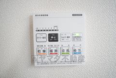 浴室暖房乾燥機付き＾＾ 梅雨の時期や花粉、PM2.5が酷いときなどの洗濯を干すのに重宝しそうですね＾＾