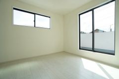 暖かい日差しが差し込む洋室。たっぷり収納できるクローゼット付きでお部屋の中をすっきりと快適に保てます。