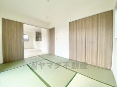 6帖和室。リビング隣には、ホッとできる和室を用意。客間としてはもちろん、お子様のお昼寝スペースや書斎としても活躍してくれそうです＾＾