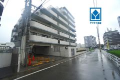 バス停「山王1丁目」まで徒歩2分。 西鉄大牟田線「高宮」駅までバス16分。 コンビニ、スーパー、公園まで徒歩10分圏内。