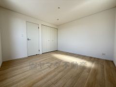 8帖洋室。主寝室としてお使いいただけそうなこちらのお部屋は、日当たりが良く、爽やかな風を感じて起きる朝は、快適生活の始まりに。