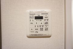 浴室暖房乾燥機には、暖房、乾燥、涼風、換気の4つの機能が付いています。タイマー付きです。換気・雨の日の洗濯も安心です＾＾