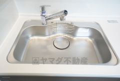 大きなお鍋も楽々洗える幅の広いシンクです＾＾ステンレスシンクなので簡単にお掃除できますよ。洗剤やスポンジもすっきりできる収納付き。