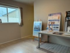 主寝室としてお使いいただけそうなこちらのお部屋は、日当たりが良く、爽やかな風を感じて起きる朝は、快適生活の始まりに。