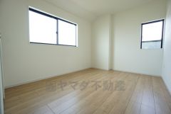 2面採光で明るい洋室。