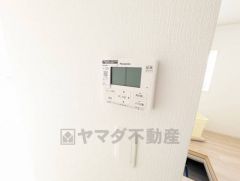 ボタン操作でお湯張りができる使いやすい給湯リモコン。日々の入浴準備もスムーズです。
