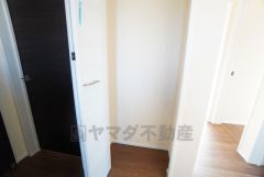 2階の階段前には収納が設けられています。お部屋以外にも収納スペースがあると便利ですね＾＾