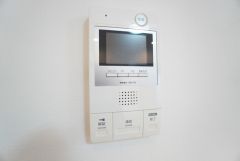 防犯はもちろん、セールスマン対策にもなるモニター付きインターホンです。 来訪者の顔が見えるので安心ですね＾＾