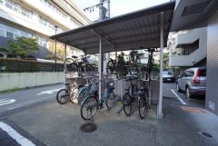 大切な自転車を守れるようロック付きの自転車置き場になっております。