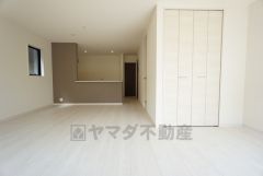リビングには収納が設けられています。物が沢山集まりがちなリビングに収納スペースがあると便利ですね＾＾