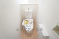 1階2階の2ヶ所にトイレがありますので、忙しい朝にも家族に気を使わず、ゆとりが生まれますね＾＾ 小窓付きで換気する時に便利です＾＾ 